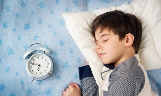 Com o fim das férias, como regular o sono das crianças após a volta às aulas?