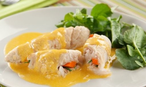 Enrolado de peixe ao molho especial de laranja se mostra receita inovadora