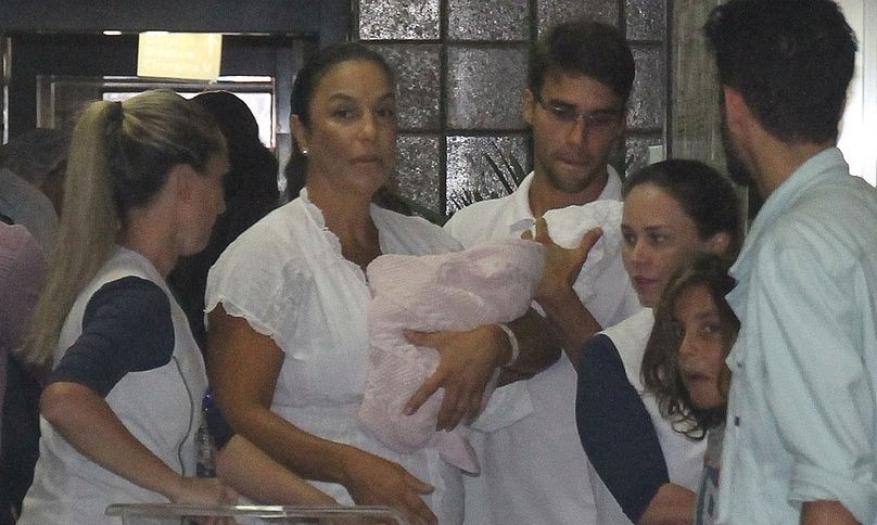 Cantora Ivete Sangalo e gêmeas Helena e Marina recebem alta da maternidade