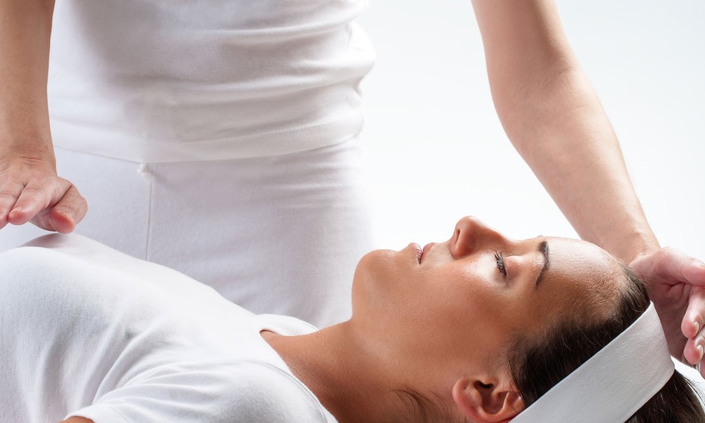 Reiki: técnica se comprova como poderosa energia de cura através das mãos