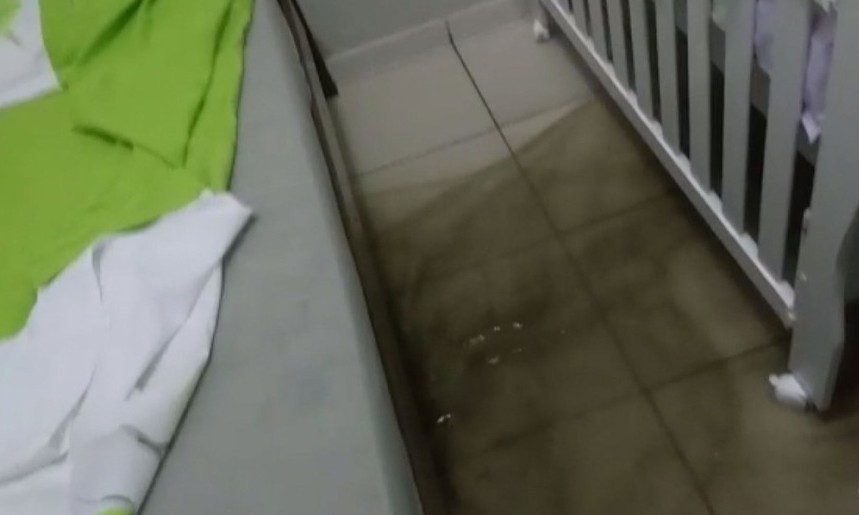 Problema em tubulação faz esgoto invadir casas em Franca após chuvas