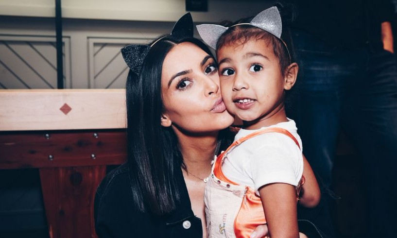 Kim Kardashian causa polêmica ao postar foto de topless tirada pela filha