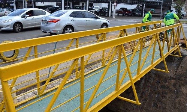 Prefeitura de Franca instala nova passarela na Avenida “Dr. Hélio Palermo”