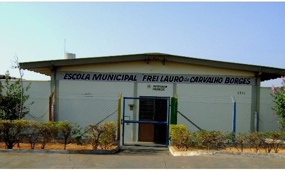 Pombos são tormento para funcionários, alunos e pais em escola pública