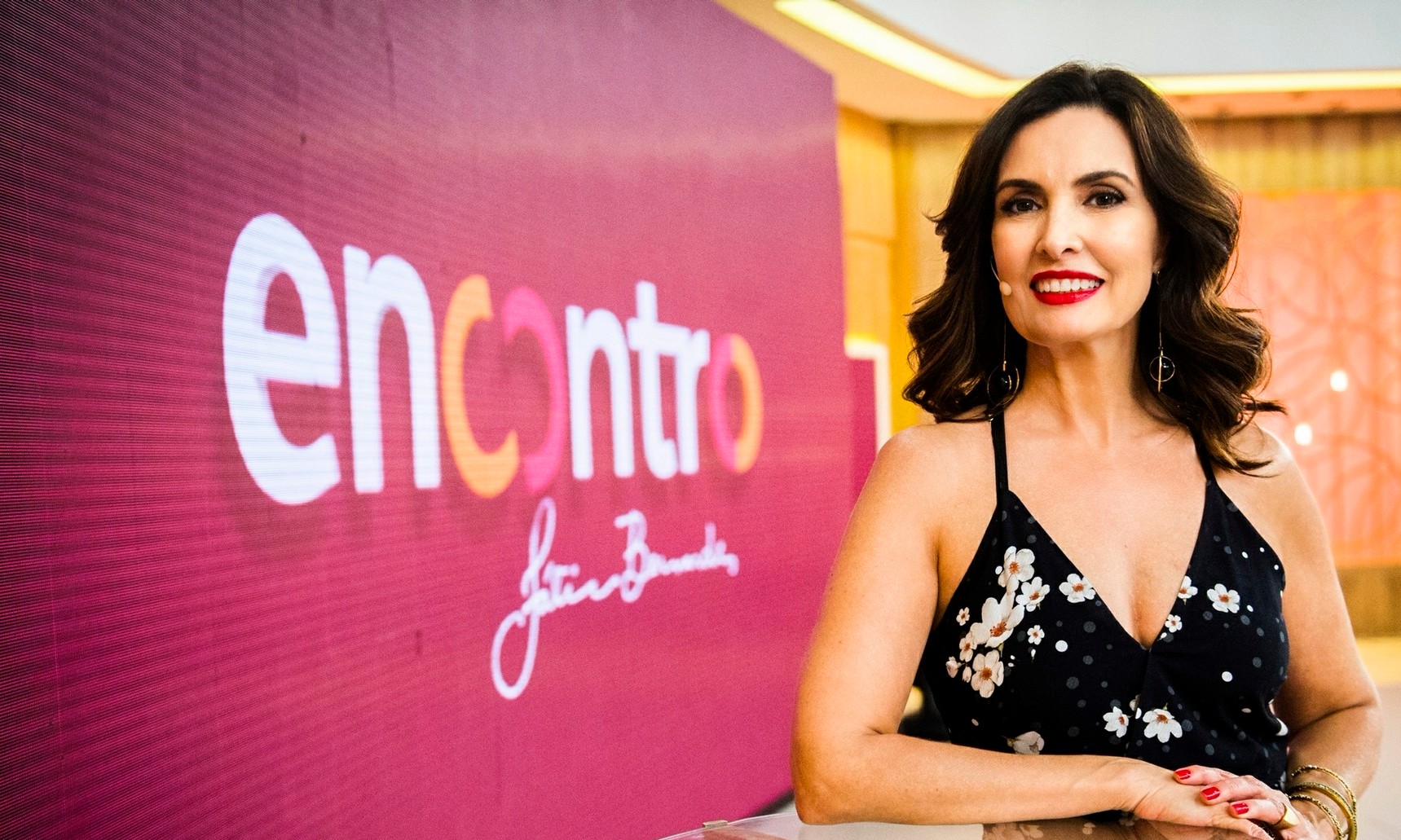 Fátima Bernardes fala sobre ‘pé na bunda’ no ‘Encontro’ e internautas vibram