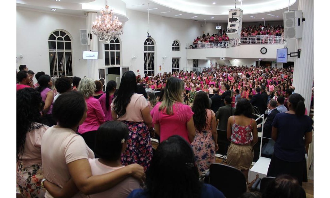 Culto Rosa vem ganhando espaço entre membros da igreja Assembléia de Deus