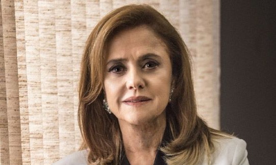 Marieta Severo revela sofrer em cenas em que personagem maltrata a filha anã