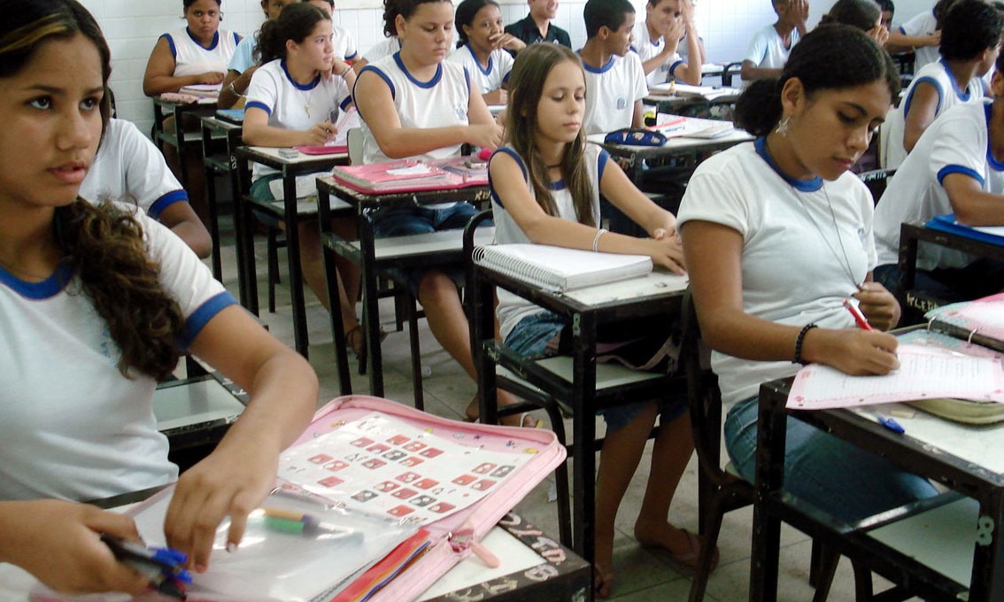 Governo Temer planeja liberar até 40% do ensino médio à distância