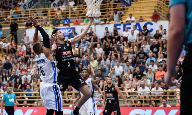 Pivôs do Sesi Franca fazem parte de oficina solidária de basquete em escola