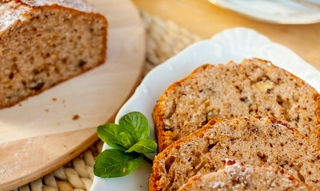 Bolo de banana e ameixa saudável é funcional e cheio de nutrientes importantes