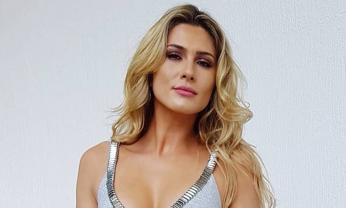 Apresentadora Lívia Andrade abre o jogo e diz que gostaria de ser a Hebe Camargo