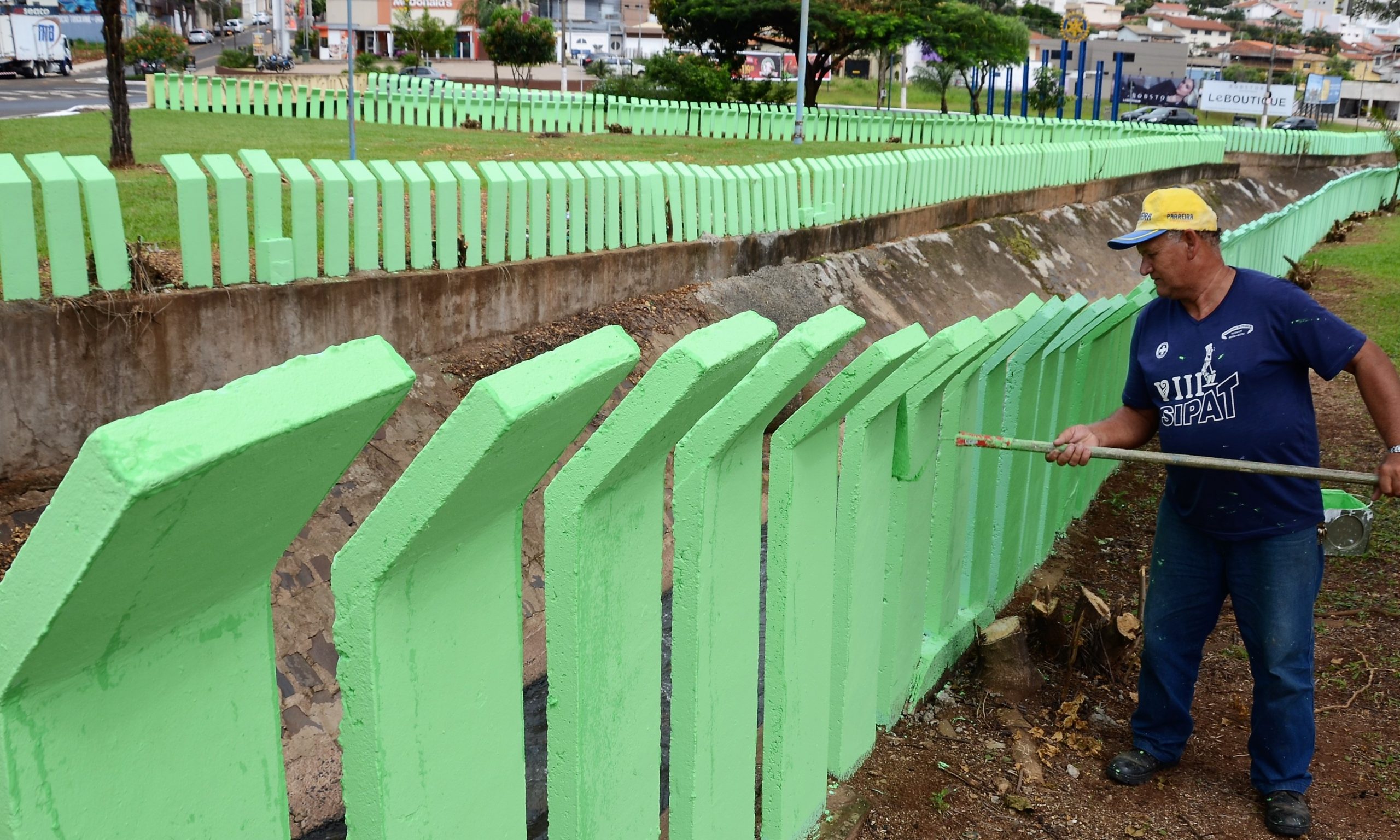 Além de limpeza, rotatórias e principais pontes de Franca recebem melhorias