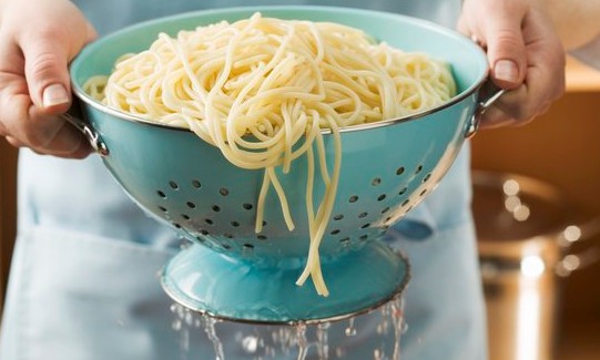 Por que você nunca deveria escoar a água do cozimento do macarrão