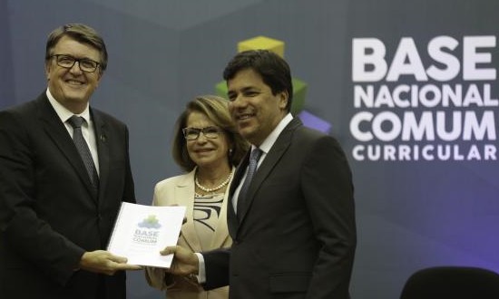 MEC entrega base curricular do ensino médio para análise de conselho