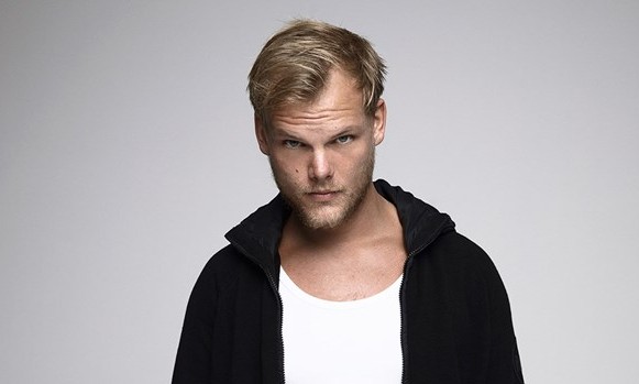 Morre aos 28 anos, na cidade de Mascate, o DJ e produtor sueco Avicii