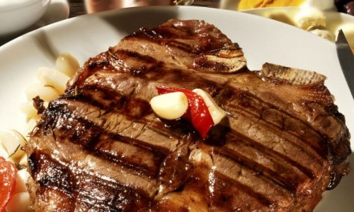 Quer uma carne diferente? Que tal uma bisteca ao molho de maracujá?