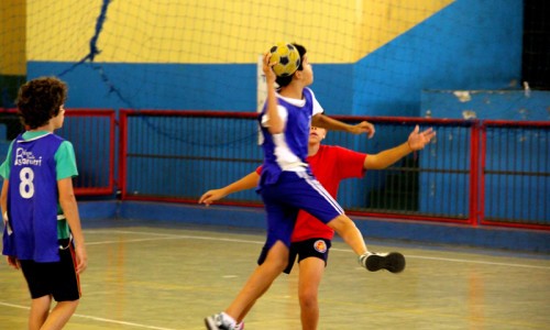 Prefeitura de Franca oferece aulas gratuitas de handebol para crianças e jovens