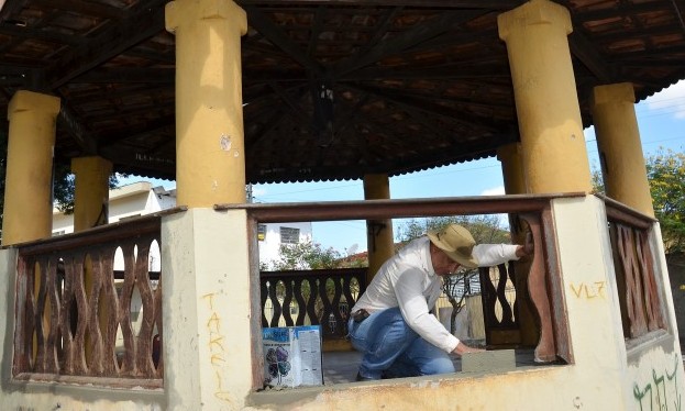 Praça do Miramontes em frente à igreja do bairro começa a receber melhorias