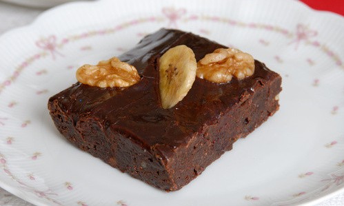 Quer comer um doce sem culpa? Que tal um brownie vegano de banana e nozes?