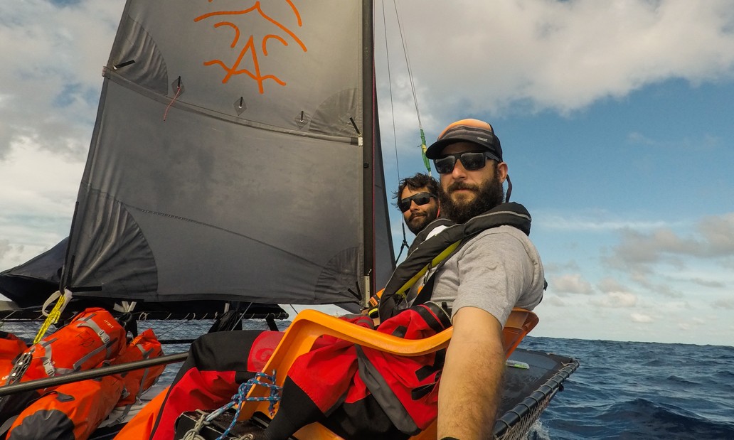 Francanos fazem travessia a Fernando de Noronha com o menor barco da história