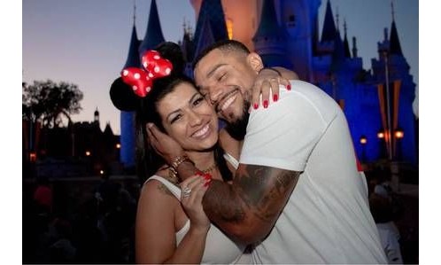 Após agressão, cantor Naldo e sua mulher Moranguinho curtem lua de mel na Disney