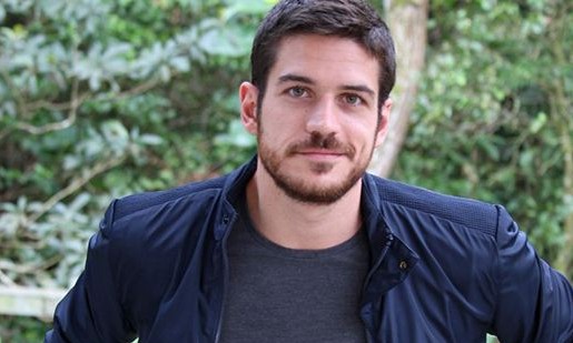 Após romper com a TV Globo, ator do momento Marco Pigossi assina com a Netflix