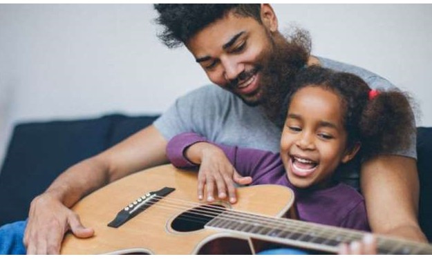 Quatro razões para seu filho aprender a tocar um instrumento musical