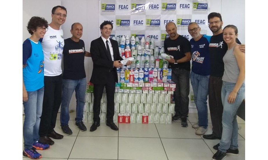 Corredores francanos doam mais de 700 litros de leite para entidades assistenciais