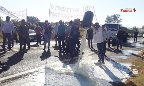 Produtores jogam leite em pista e acostamento de rodovia em Passos