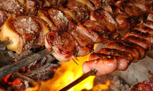 Compostos cancerígenos do churrasco entram no organismo através da pele
