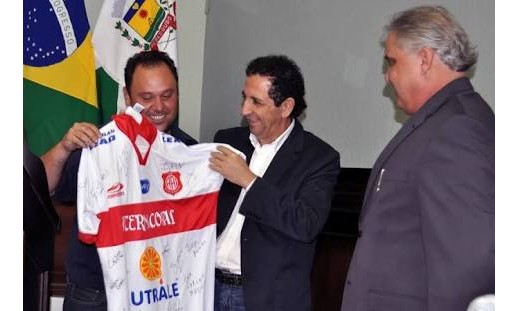 Prefeito convoca reunião com vereadores. Mas só com os “amigos do rei”