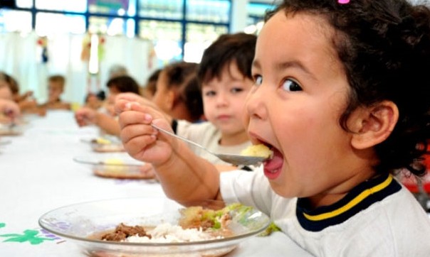 Seu filho só come bem na escola? Saiba como mudar este comportamento