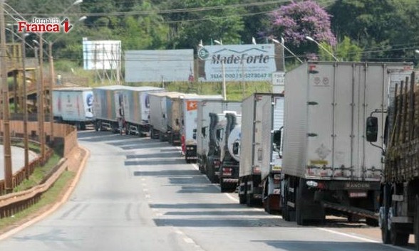 Após fala de Temer, caminhoneiros prometem continuar paralisação