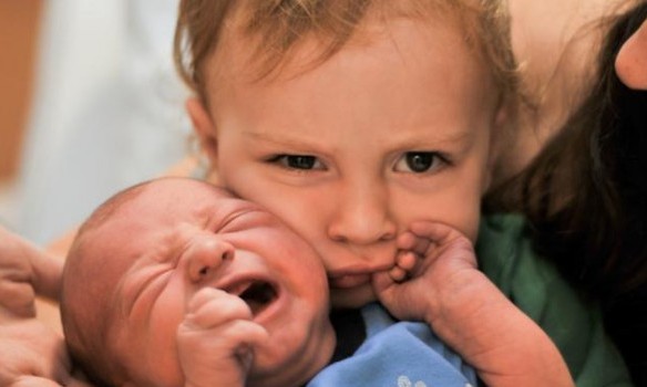 Pediatra lista atitudes que o filho tem quando está com ciúmes do bebê
