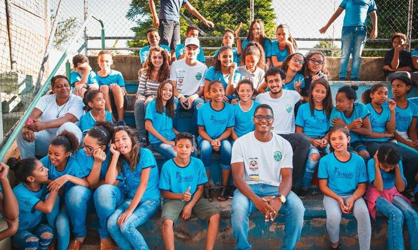 Jogadores da Francana fazem ação social em escola do Jardim Martins