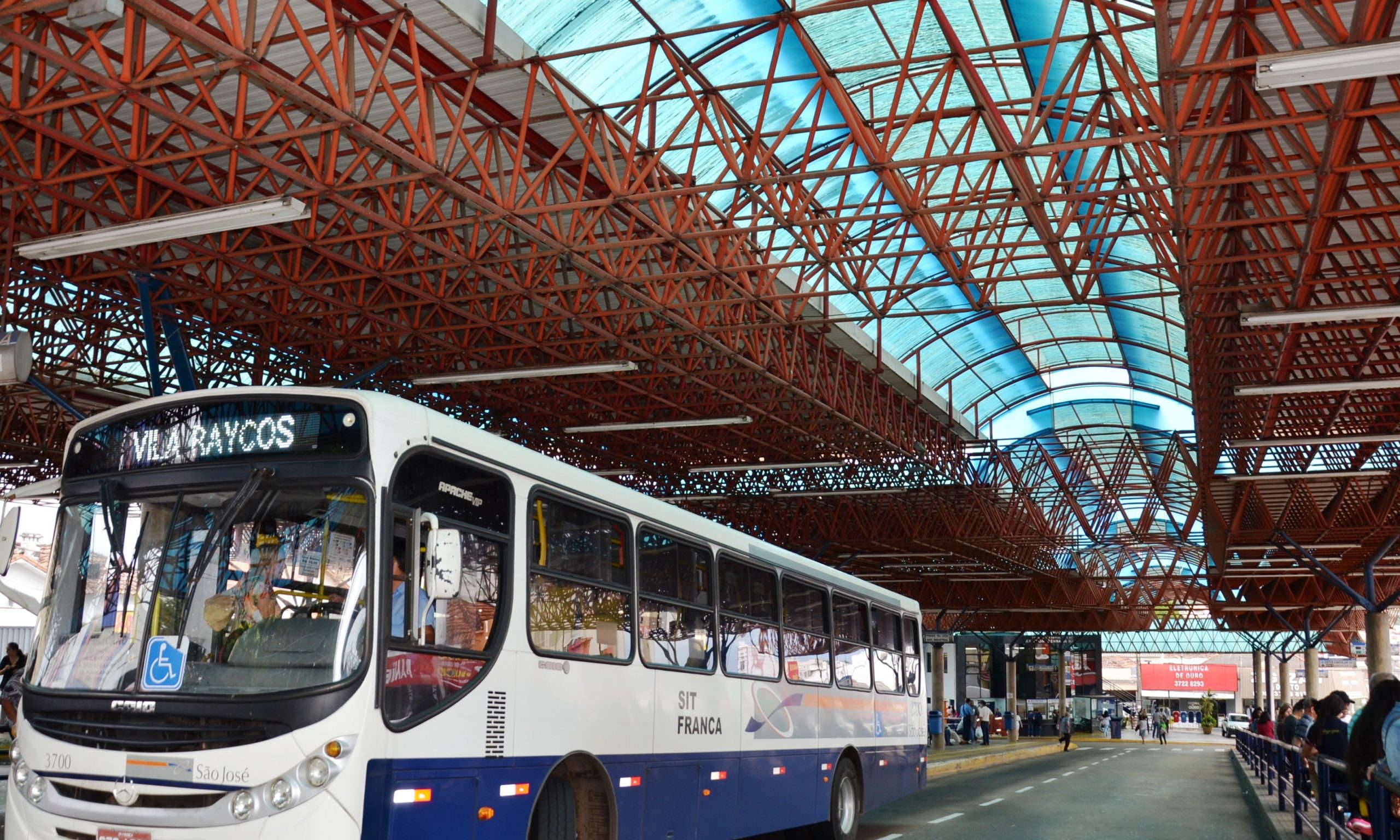 Nesta segunda, ônibus vão rodar com frota reduzida e farão horário de domingo