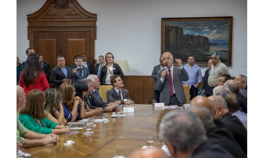 Policiais vão receber bônus por produtividade do governo, diz governador