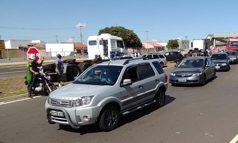 Carreata reúne dezenas de veículos em apoio à greve dos caminhoneiros