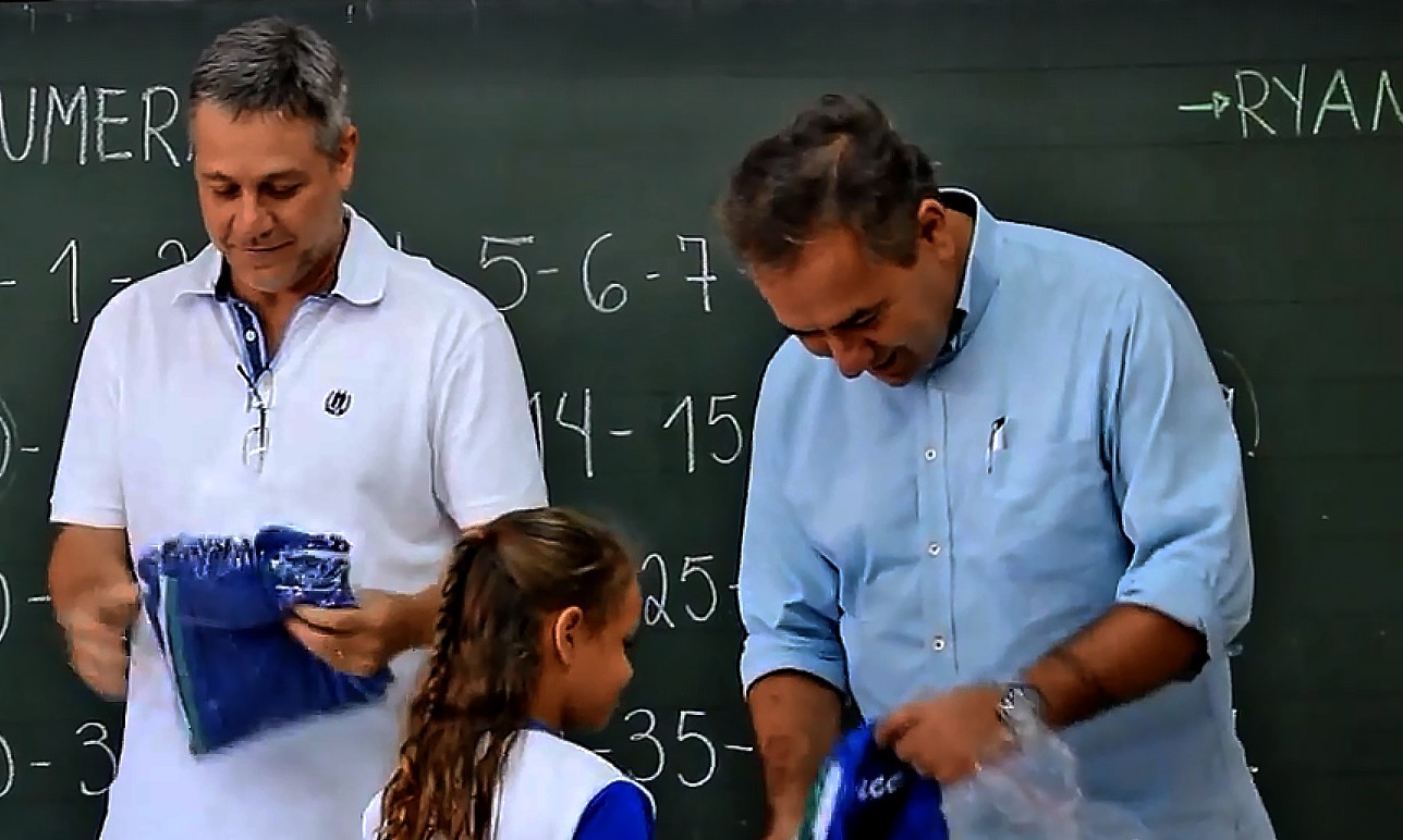 Prefeitura de Guaíra realiza entrega dos uniformes de inverno para alunos da rede