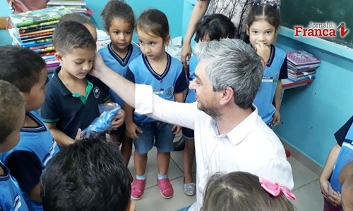 Pedregulho investe R$ 152 mil e entrega 8 mil kits de uniformes