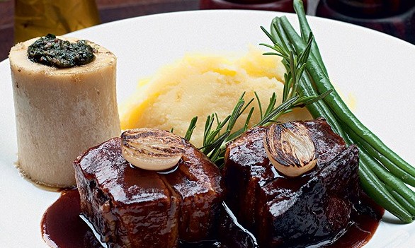 Costela de Boi Braseada com Tutano, Purê e Vagem, uma delícia para o frio