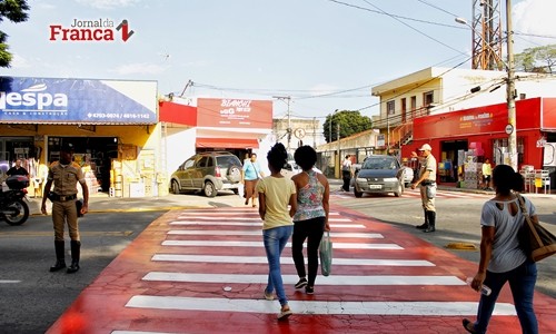 Pedestre terá que sinalizar com o braço antes de atravessar a rua