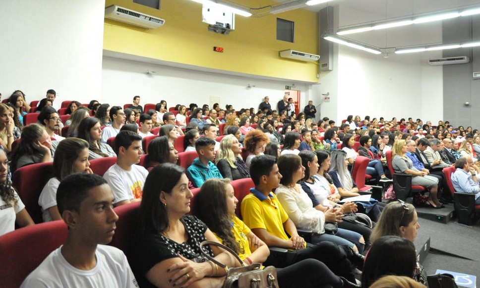 Alunos de escolas públicas recebem prêmios do programa ‘Vem pra USP!’