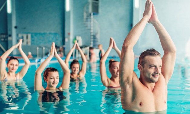 Hidroginástica promove benefícios reais e rápidos para o corpo todo e mente