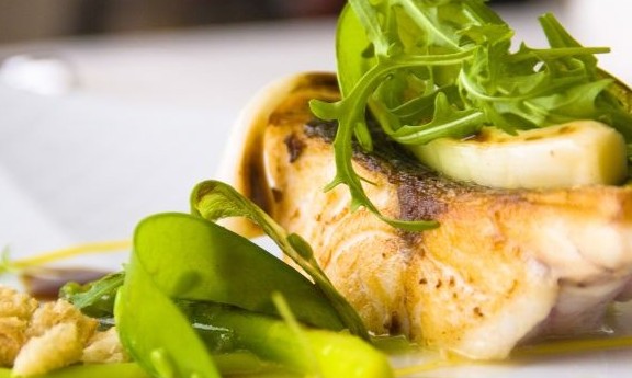 Cheio de sabor: Robalo assado com purê de brócolis ao vinagrete de cítricos