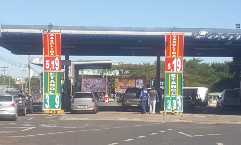 Gasolina passa dos R$ 5 em postos de Franca e população teme caos