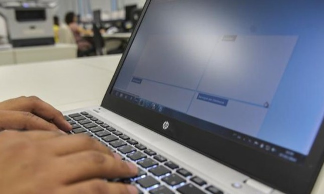 Tempo gasto no computador afeta bem-estar dos adolescentes