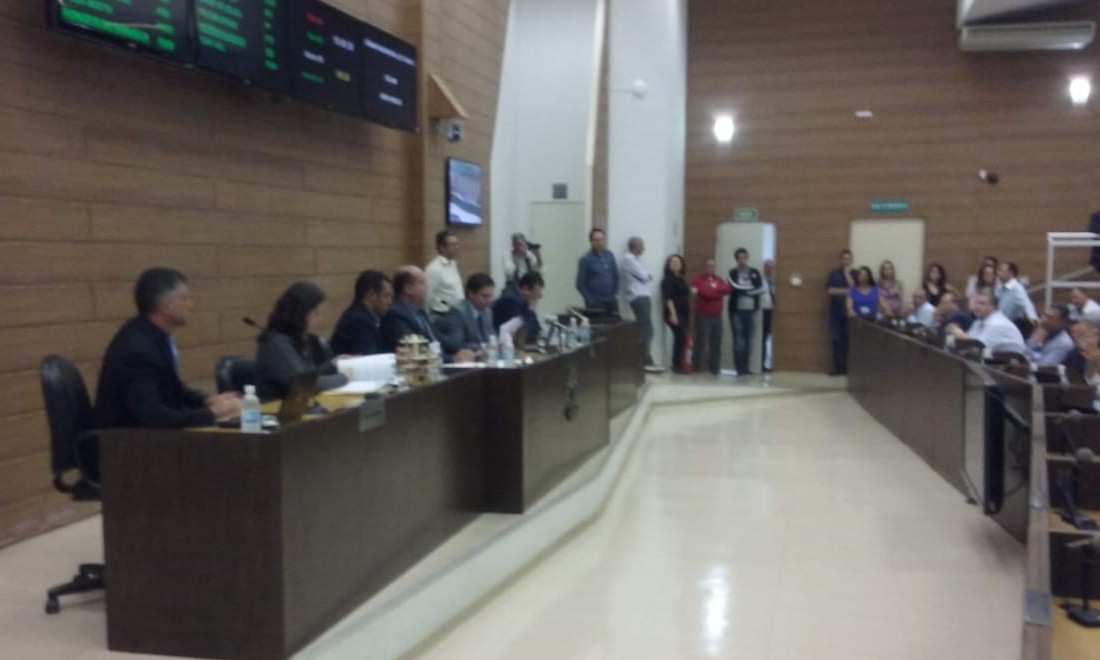 Sob vaias dos servidores, Câmara de Franca aprova projeto dos precatórios