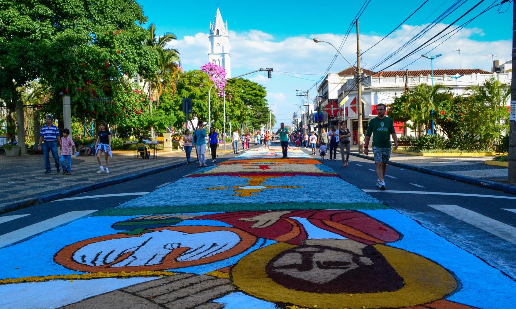 Franca celebra feriado de Corpus Christi com missa solene e procissão