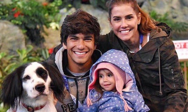 Vida E Estilo
Deborah Secco revela planos de aumentar a família: ‘Hugo quer adotar’
